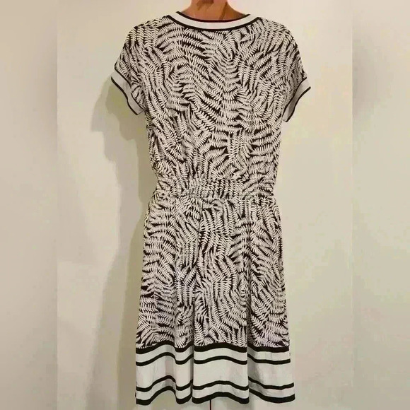 Michael Kors Fit & Flare Faux Wrap Black White Fern Pattern Cap Sleeve Dress - Picture 3 of 10